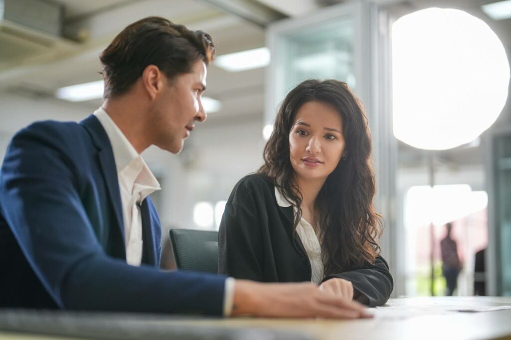 Employés en discussion